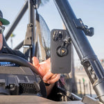 SP Connect Roll Cage Mount monterad på rullbur med smartphone, idealisk för säker användning under offroad-körning.